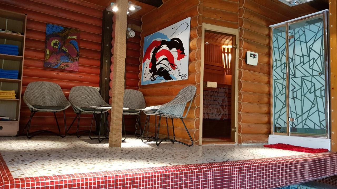 Luxury Villa With Pool And Sauna Tjernivtsi Eksteriør billede
